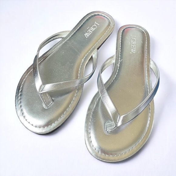 New without tags, J. Crew Girl’s Silver Metallic Flip Flop Sandals - Size 13 - Picture 2 of 3